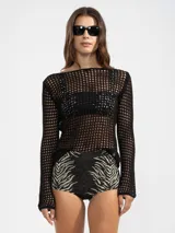 Sweater de tejido calado negro, con manga larga y cuello bote.