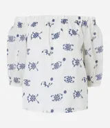 Blusa de hombros descubiertos color crema con estampado floral azul, mangas cortas abullonadas y detalle de hilo metalizado.