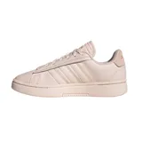Championes Adidas Grand Court Alpha color rosa pálido, con las tres tiras laterales características de la marca.