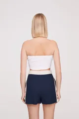 Top strapless blanco ajustado al cuerpo.