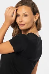 Remera color rosa viejo de corte clásico, con cuello redondo y tapeta con tres botones.