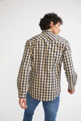 Camisa de hombre a cuadros color beige y azul marino, de corte slim fit, con mangas largas, cartera abotonada y logo bordado en el pecho. Confeccionada en algodón.