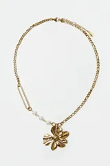 Collar dorado de acero con cadena de eslabones, dije floral con strass y perlas colgantes.