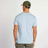 Remera celeste de corte recto y cuello redondo.