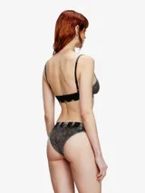 Calzoncillos tipo bikini de algodón elástico, color gris claro con efecto desteñido oscuro en la cintura, imitando el denim. Presentan una banda elástica con el logotipo de Diesel Industry.