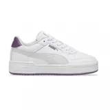 Championes Puma CA Pro Classic blancos con detalles en violeta en el talón y la suela.