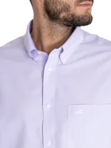Camisa de hombre RKF, modelo WF PB, de manga larga con diseño a cuadros celestes y blancos. Tiene cuello abotonado, bolsillo en el pecho con logo bordado y tecnología wrinkle-free.
