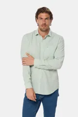 Camisa de lino blanca de manga larga, con bolsillo en el pecho con logo bordado y botones personalizados.