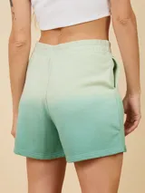 Bermuda de felpa con diseño degradado en tonos amarillos y naranjas, de corte relajado y comodidad.