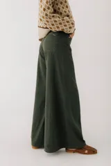 Pantalón jean color borgoña, de corte wide leg y tiro alto.