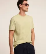 Remera masculina de manga corta, cuello redondo y corte comfort, confeccionada en algodón peruano liso.