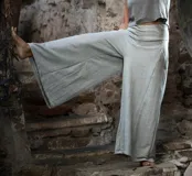 Pantalón palazzo gris melange de rústico de algodón, con tiro alto, bolsillos laterales, elástico en la espalda y faja ancha en la cintura.