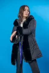 Campera negra con cuello y detalles en puños de piel sintética.