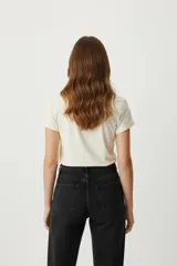 Remera blanca de algodón con cuello redondo y estampado de tres caballos marrones y texto "Western Glory Rodeo Heart and Soul".