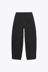 Pantalón cargo negro de corte amplio con cintura ajustable con cordón, bolsillos laterales y bolsillos tipo parche en las piernas.
