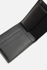 Billetera tipo cartera de corte liso color verde militar. Cuenta con un compartimento para billetes, tres compartimentos para tarjetas y un monedero con cierre mediante clip.