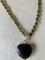 Collar de cuentas de colores con dije de corazón.