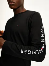 Remera de manga larga color negro, confeccionada en puro algodón, con logo bordado en el pecho y en la manga.