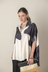 Camisa italiana color natural con estampado de hojas en distintos tonos. Corte holgado, talle único.