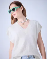 Poncho de cashmere cepillada con cuello en V, corte oversize, sin mangas, acabados acanalados y aberturas laterales.