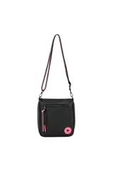 Bandolera negra con correa ancha estampada en blanco y rosa. Tiene un bolsillo externo con cierre y aplique circular rosa con un corazón blanco.