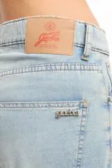 Pantalón de jean celeste claro, de corte wide leg y tiro medio.