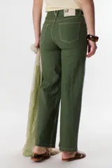 Pantalón de jean blanco de lino strech, corte recto y tiro alto.