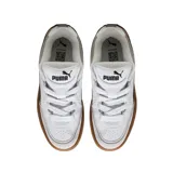 Championes Puma Park Lifestyle SK8 blancos con detalles en negro, gris y suela color caramelo.