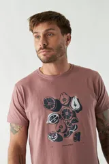 Remera blanca de algodón con estampado de limones y peras en tonos azules. Corte recto, manga corta y cuello redondo.