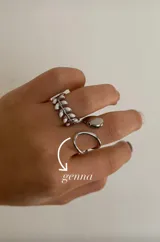 Anillo de acero quirúrgico plateado, con forma irregular.