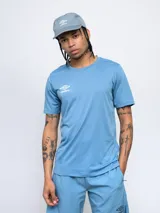 Remera deportiva Umbro color celeste, de poliéster.