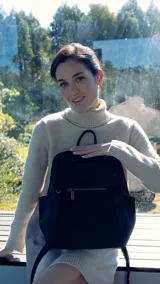 Mochila verde militar de nylon con apertura superior con cierre y tiradores metálicos. Incluye bolsillos internos, bolsillo con cierre metálico al frente, correa corta de mano y correas de galón regulables para colgar en la espalda.