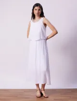 Vestido largo blanco de crepe, con escote redondo y detalle de crochet en los hombros. Tiene corte en la cintura con punto smock.