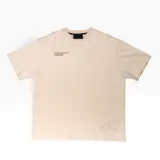 Remera color beige con cuello redondo y estampado con texto en el pecho y logo en la parte inferior.