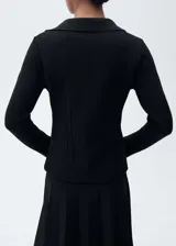 Chaqueta negra de punto con cuello de solapa, cierre frontal con botones, diseño entallado y manga larga.