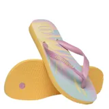 Sandalias Havaianas amarillas con estampado de hojas de palmera en tonos pastel y tiras rosas.