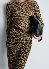 Blusa de poliéster con estampado animal print, corte recto, cuello redondo y mangas largas.