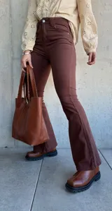 Jean semi oxford color chocolate con lycra.