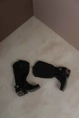 Bota de cuero negra con estribo desmontable.