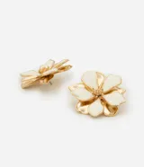 Par de aros tipo botón con forma de flor de cinco pétalos esmaltados en color blanco y centro dorado.
