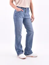 Pantalón de jean azul de corte oxford, tiro alto y bolsillos delanteros y traseros.