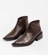 Botas cortas de cuero color marrón con cierre lateral, taco de madera de 5cm y suela de caucho.