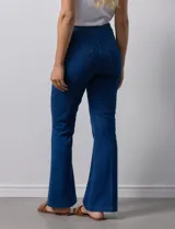 Jegging azul oscuro marca Zac & Rachel con pretina elastizada, bolsillos delanteros y traseros, y terminación bootcut.