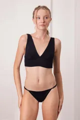 Top de bikini negro con breteles anchos y escote en V.