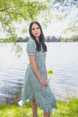 Vestido midi estampado con flores, de corte suelto y manga corta abullonada.