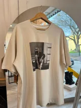 Remerón negro de corte holgado con estampa fotográfica en blanco y negro.