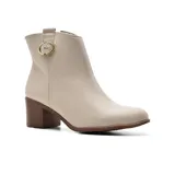 Bota corta de cuero negro con taco alto y hebilla dorada decorativa.