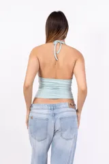 Top color beige con breteles finos y escote en V.