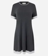 Camisón manga corta confeccionado en viscosa más sostenible, color gris con detalles contrastantes en blanco en cuello y mangas.