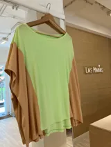 Remerón de morley y viscosa en colores verde y marrón, con corte amplio y cómodo.